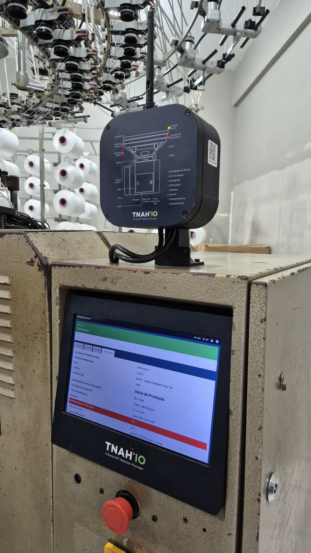 Controlador OEEKIT instalado em tear circular com tablet do operador