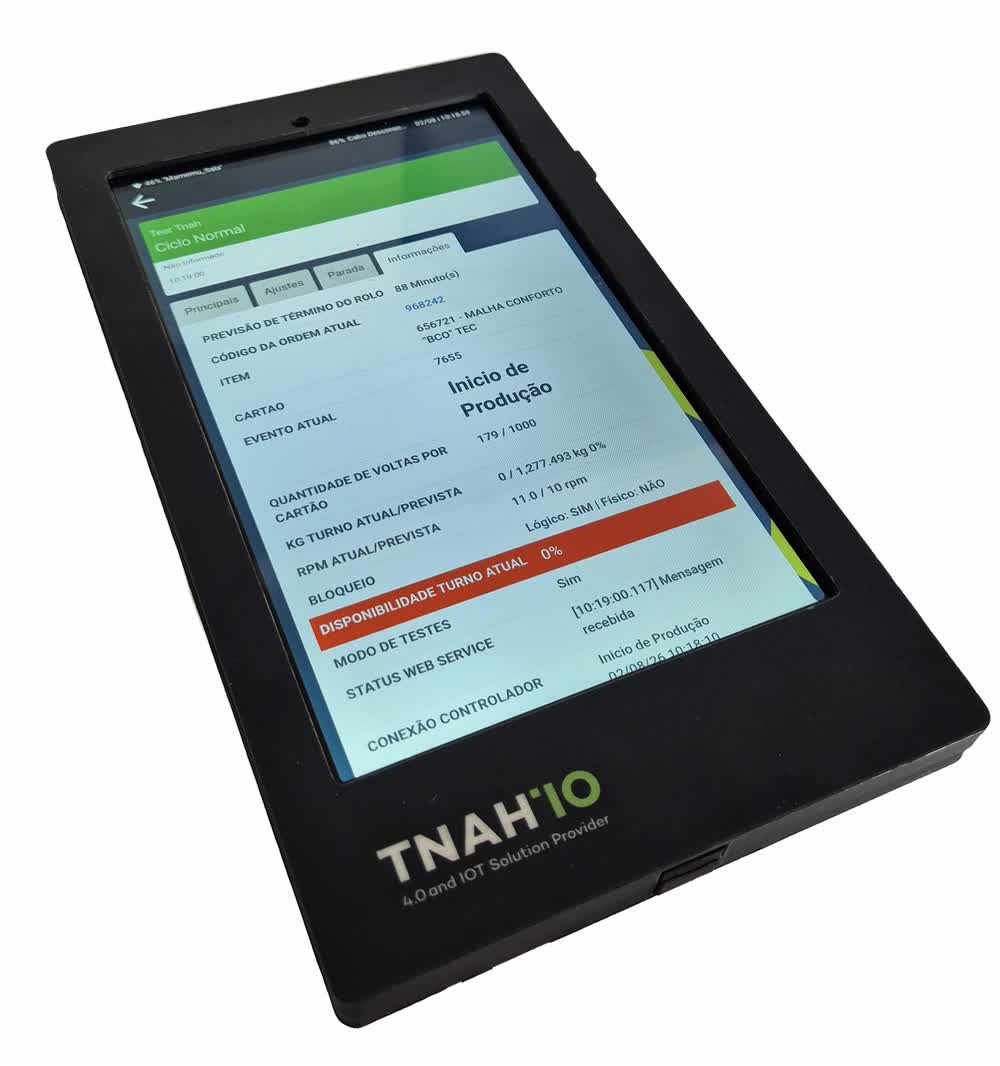 Tablet OEEKIT em case TNAH IO, um dos acessórios disponíveis para o posto