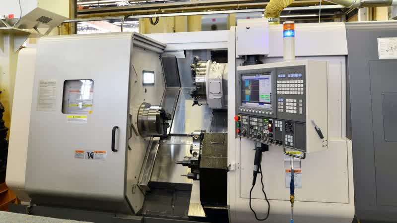 Torno CNC em indústria metalúrgica atendida pelo OEEKIT